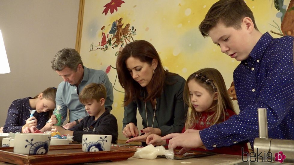 Federico y Mary de Dinamarca junto a sus hijos cocinan galletas de Navidad