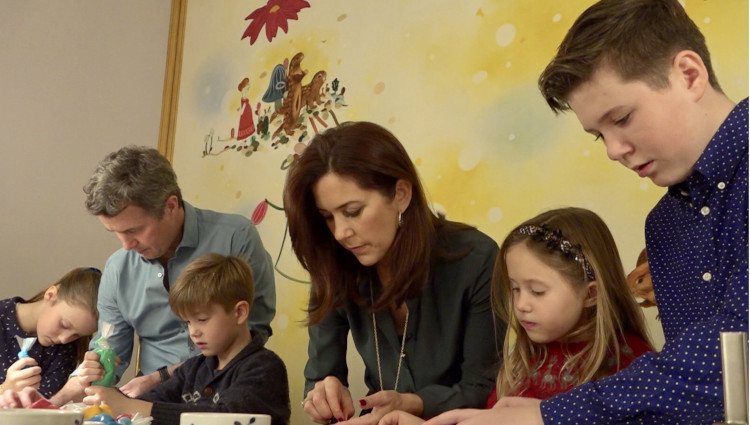 Federico y Mary de Dinamarca junto a sus hijos cocinan galletas de Navidad