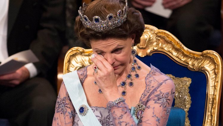 La Reina Silvia de Suecia llorando en la ceremonia de los Premios Nobel