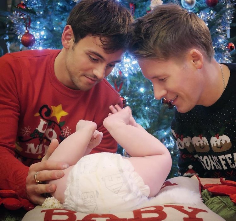 Dustin Lance y Tom Daley con su hijo