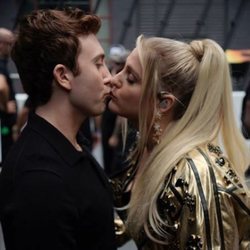 Daryl Sabara acompañando a Meghan Trainor en uno de sus conciertos