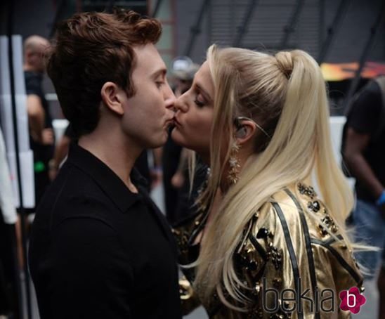 Daryl Sabara acompañando a Meghan Trainor en uno de sus conciertos