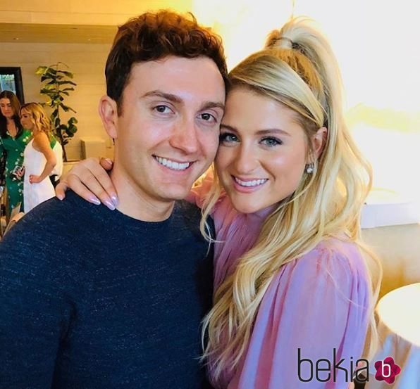 Meghan Trainor y Daryl Sabara haciendo muestras de su amor