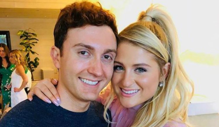 Meghan Trainor y Daryl Sabara haciendo muestras de su amor