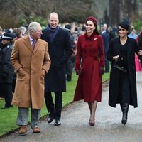 El Príncipe Carlos, el Príncipe Guillermo y Kate Middleton y el Príncipe Harry y Meghan Markle llegando a la Misa de Navidad 2018