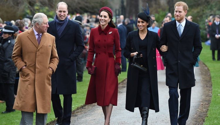 El Príncipe Carlos, el Príncipe Guillermo y Kate Middleton y el Príncipe Harry y Meghan Markle llegando a la Misa de Navidad 2018