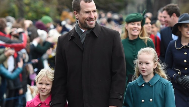 Peter Phillips y sus hijas llegando a la Misa de Navidad 2018