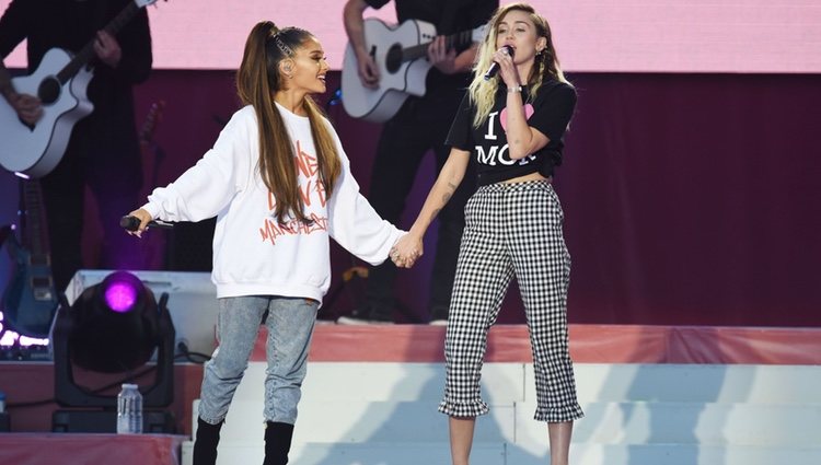 Miley Cyrus y Ariana Grande en el concierto One Love Manchester