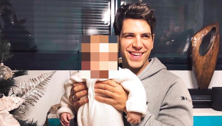 Diego Matamoros posa con su sobrino, Matías