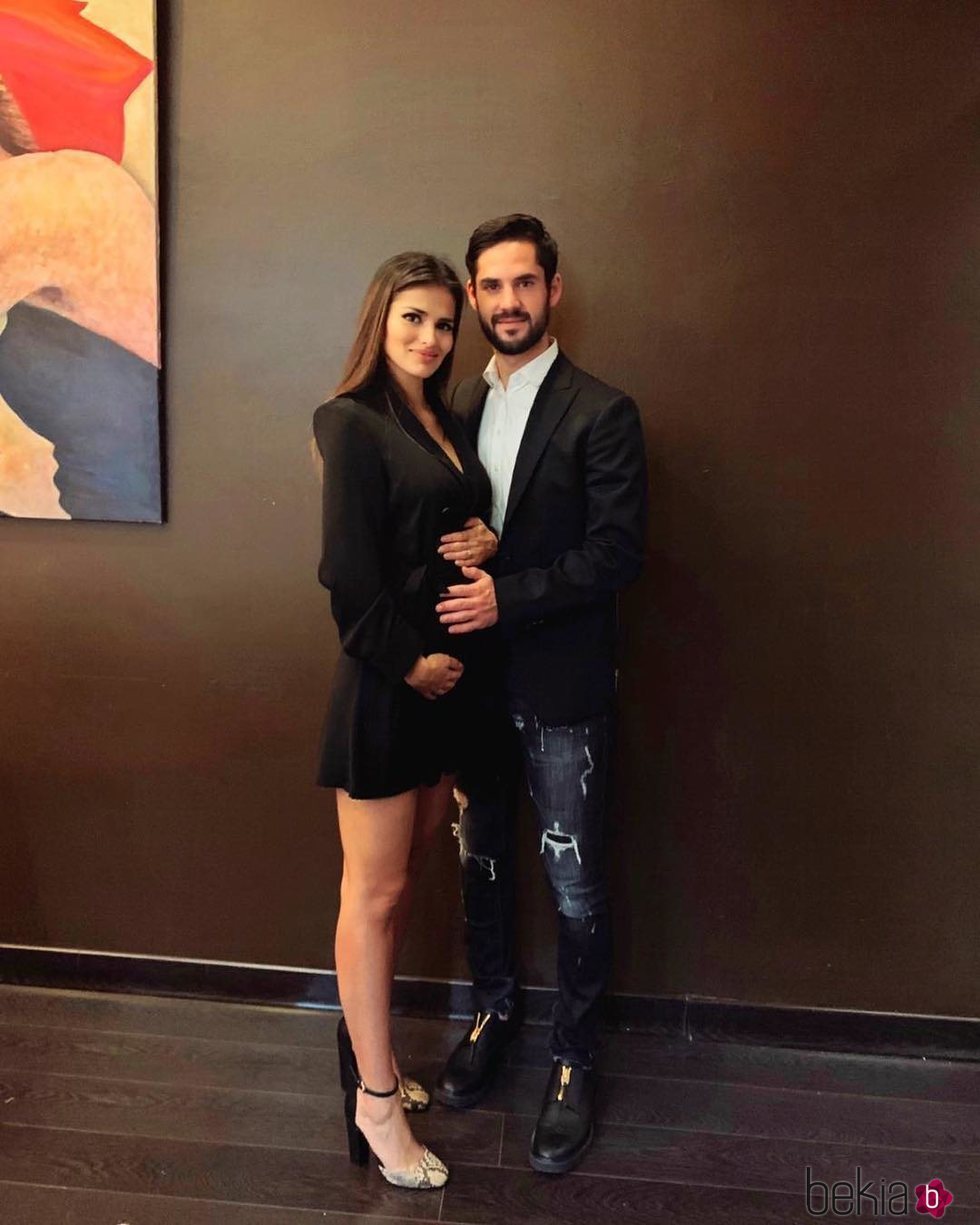 Sara Sálamo e Isco Alarcón anunciando que van a ser padres