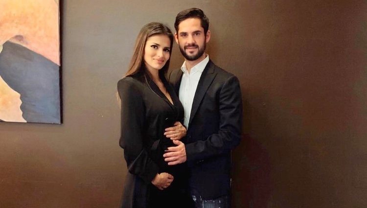 Sara Sálamo e Isco Alarcón anunciando que van a ser padres