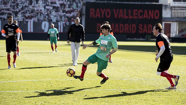 Adrián Lastra jugando en el Partido benéfico Artistas vs Famosos