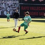 Adrián Lastra jugando en el Partido benéfico Artistas vs Famosos