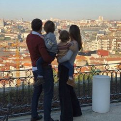 Iker Casillas y Sara Carbonero contemplando Oporto con sus hijos