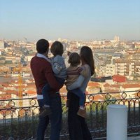 Iker Casillas y Sara Carbonero contemplando Oporto con sus hijos