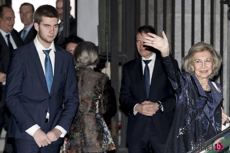 La Reina Sofía con Juan Urdangarin saliendo del Teatro Real