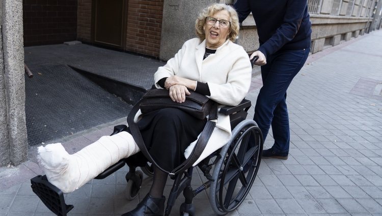 Manuela Carmena a la salida del hospital