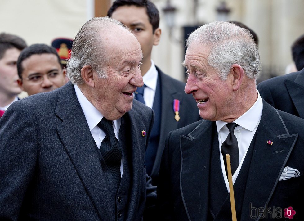 El Rey Juan Carlos y el Príncipe Carlos muy sonrientes en el funeral del Rey Miguel de Rumanía