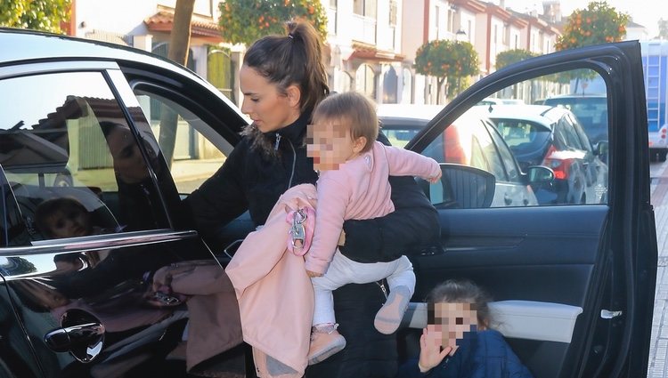 Irene Rosales con sus hijas Ana y Carlota llegando a casa tras pasar Nochevieja en Cantora