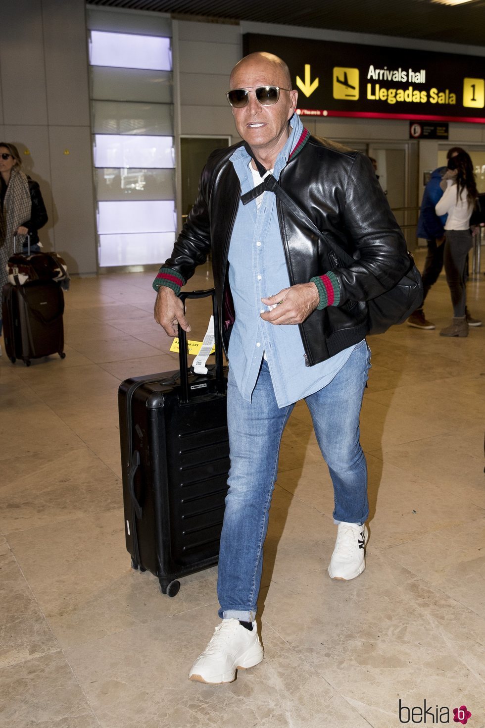 Kiko Matamoros en el aeropuerto de Madrid tras pasar Nochevieja 2018 en Punta Cana