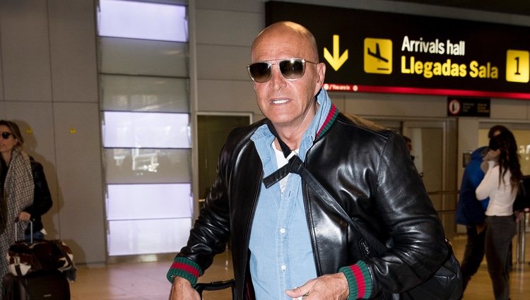 Kiko Matamoros en el aeropuerto de Madrid tras pasar Nochevieja 2018 en Punta Cana