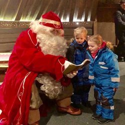 Los Príncipes Jacques y Gabriella de Mónaco conociendo a Papá Noel en Laponia