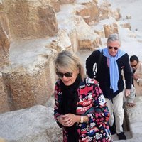 Los Reyes Felipe y Matilde de Bélgica visitando unas ruinas egipcias