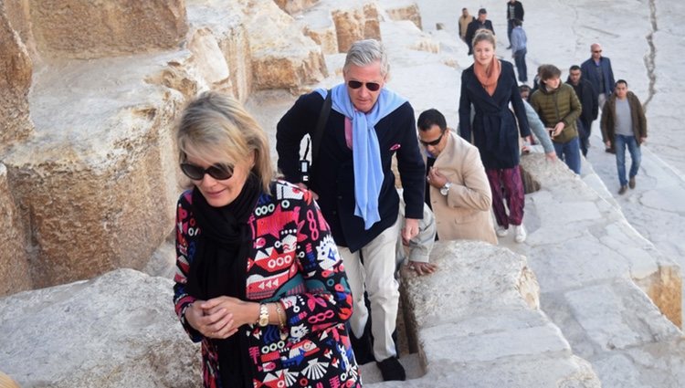 Los Reyes Felipe y Matilde de Bélgica visitando unas ruinas egipcias