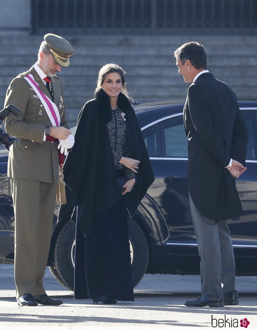 Los Reyes Felipe y Letizia recibidos por Pedro Sánchez a su llegada a la Plaza de la Armería