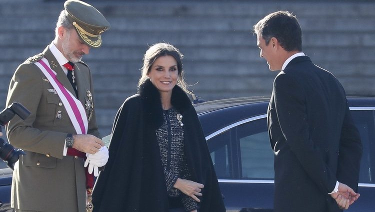 Los Reyes Felipe y Letizia recibidos por Pedro Sánchez a su llegada a la Plaza de la Armería