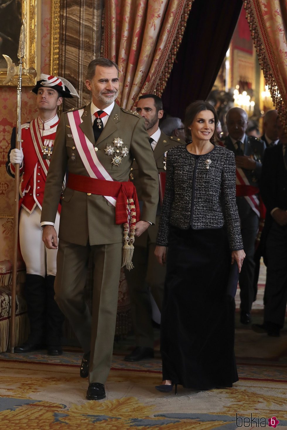 Los Reyes Felipe y Letizia entrando en la Sala Gasparini para saludar a los invitados en la Pascua Militar 2019