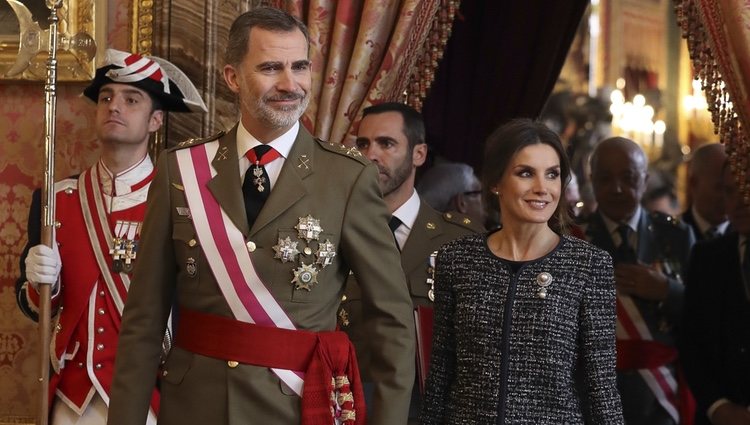 Los Reyes Felipe y Letizia entrando en la Sala Gasparini para saludar a los invitados en la Pascua Militar 2019