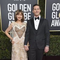 Andy Samberg y su esposa Joanna Newsom en la alfombra roja de los Globos de Oro 2019