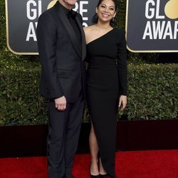 Jim Carrey y Ginger Gonzaga en la alfombra roja de los Globos de Oro 2019