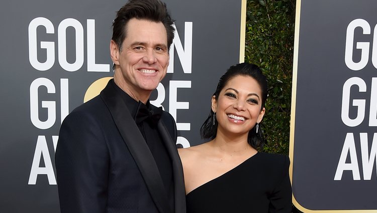 Jim Carrey y Ginger Gonzaga en la alfombra roja de los Globos de Oro 2019