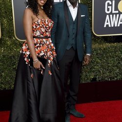 Idris Elba y Sabrina Dhowre en la alfombra roja de los Globos de Oro 2019