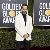 Tony Shalhoub en la alfombra roja de los Globos de Oro 2019