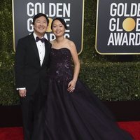 Ken Jeong y Tran Jeong en la alfombra roja de los Globos de Oro 2019