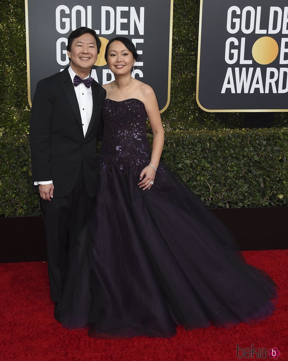 Ken Jeong y Tran Jeong en la alfombra roja de los Globos de Oro 2019