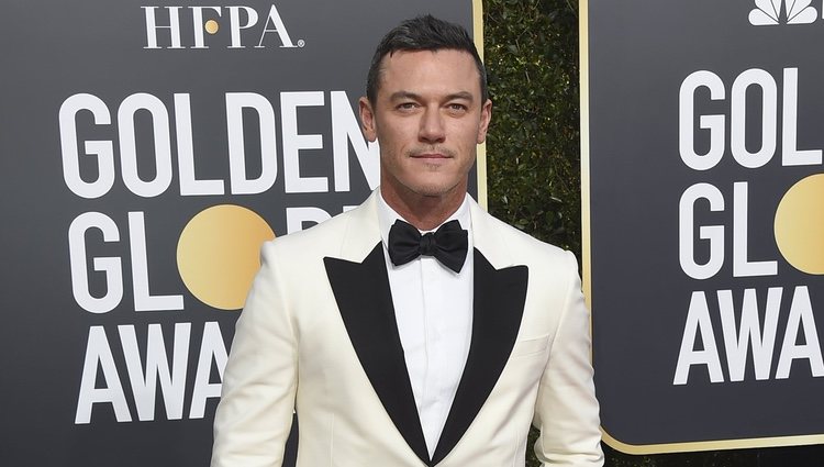 Luke Evans en la alfombra roja de los Globos de Oro 2019