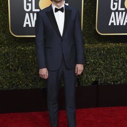 Evan Peters en la alfombra roja de los Globos de Oro 2019