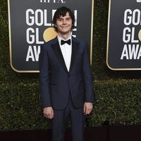 Evan Peters en la alfombra roja de los Globos de Oro 2019