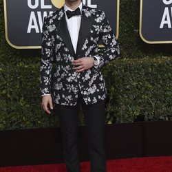 Darren Criss en la alfombra roja de los Globos de Oro 2019