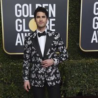 Darren Criss en la alfombra roja de los Globos de Oro 2019