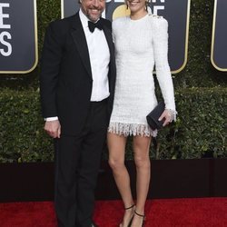 Hugh Grant y Anna Eberstein en la alfombra roja de los Globos de Oro 2019