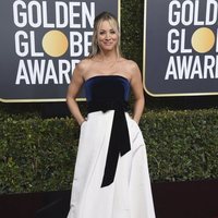 Kaley Cuoco en la alfombra roja de los Globos de Oro 2019