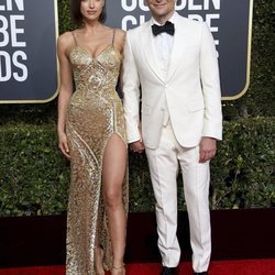 Irina Shayk y Bradley Cooper  en la alfombra roja de los Globos de Oro 2019