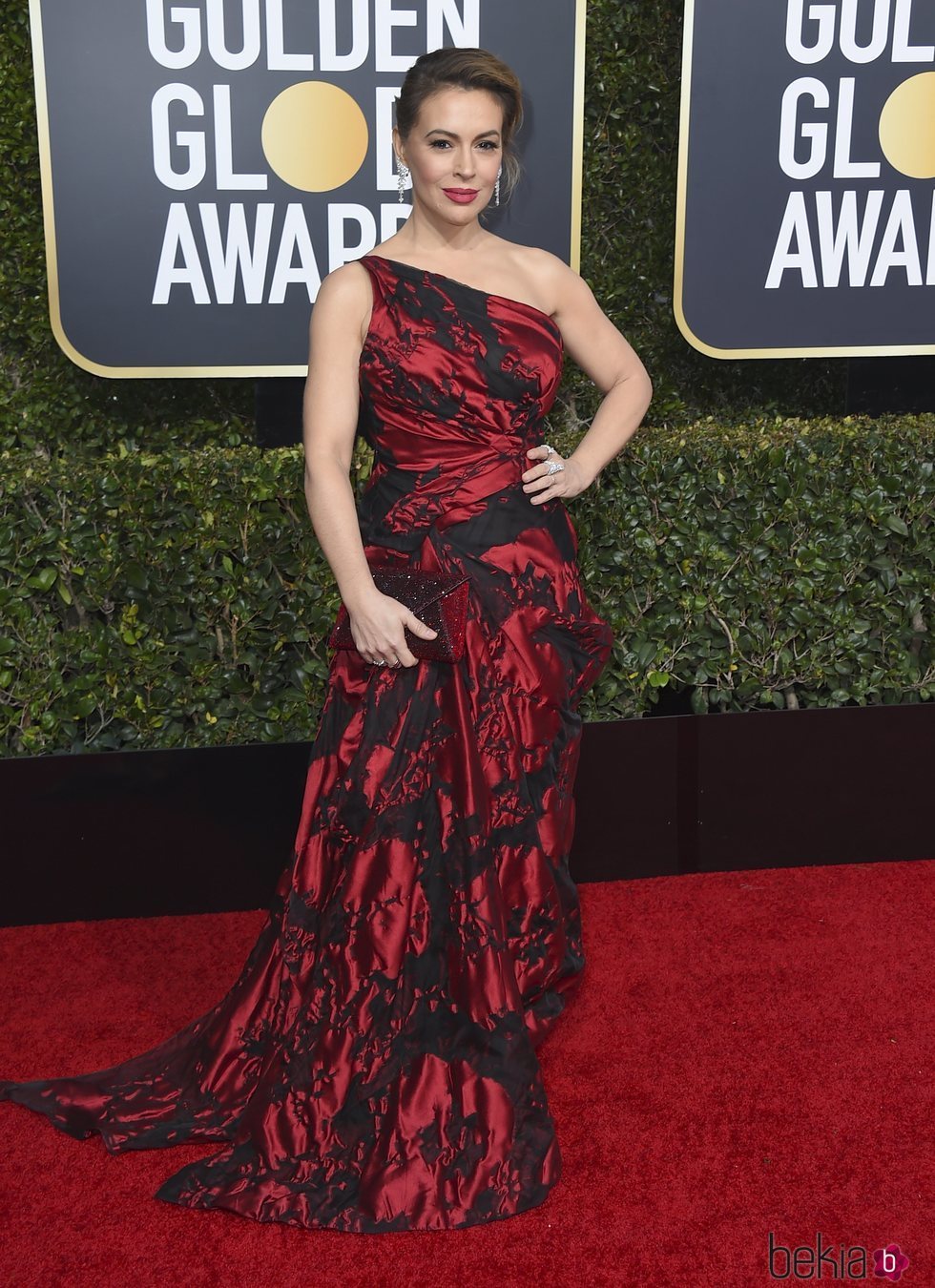 Alyssa Milano en la alfombra roja de los Globos de Oro 2019