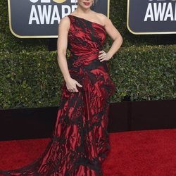 Alyssa Milano en la alfombra roja de los Globos de Oro 2019