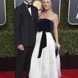 Kaley Cuoco y Karl Cook en la alfombra roja de los Globos de Oro 2019